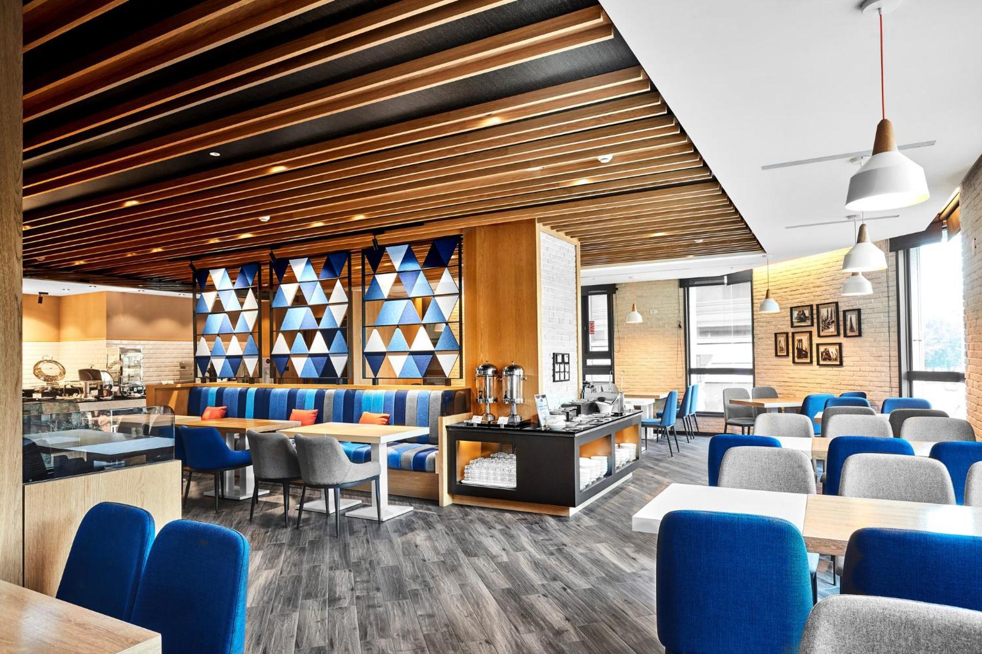 Holiday Inn Express Kaohsiung Love River By Ihg Exterior foto